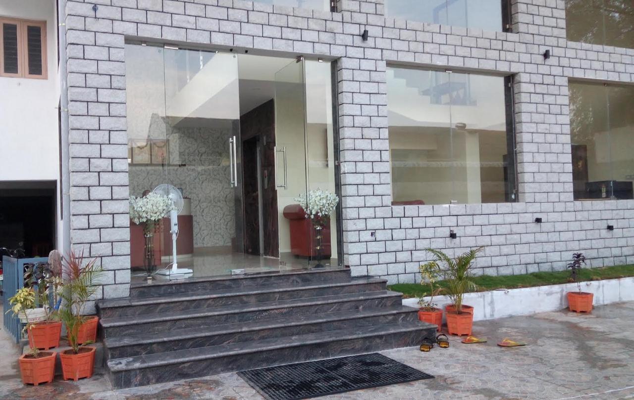 Hotel Meyyappaa Karaikkudi Bagian luar foto